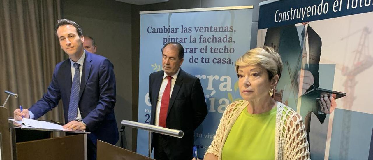 Salud Gil, presidenta de la Asociación de Empresarios de la Construcción y Promotores de Las Palmas, firma acuerdos para ayudar a los ciudadanos a apostar por la rehabilitación energética de los edificios.