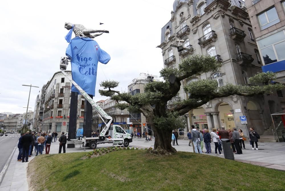 Caballero y Mouriño visten de celeste al Sireno con la camiseta "Vigo sempre co Celta"