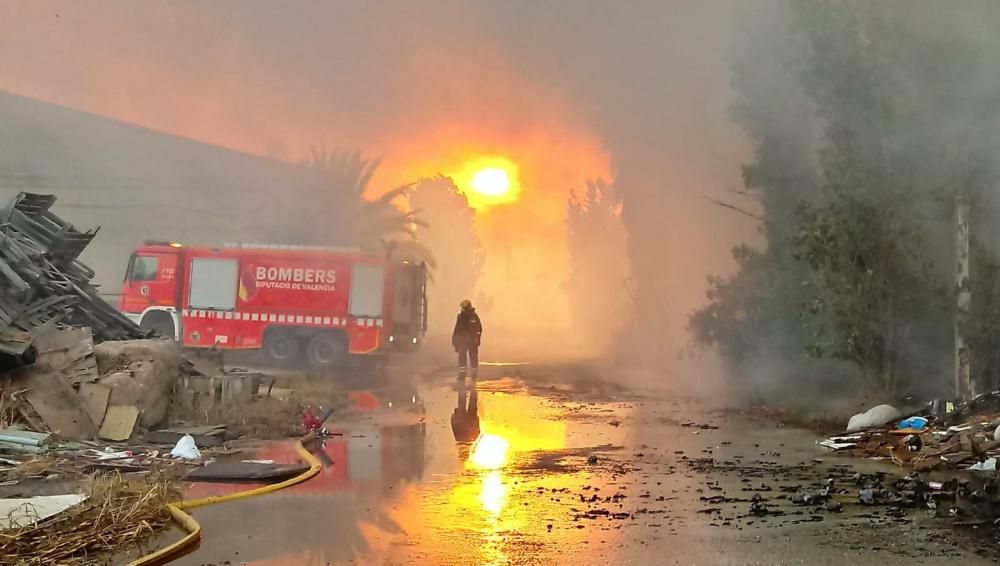 Incendio en una fábrica de maderas de Sollana