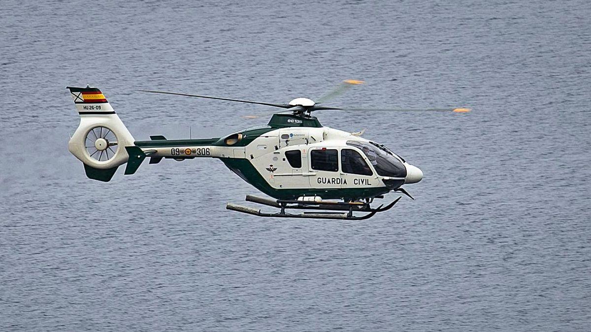 Un helicóptero de la Guardia Civil participa en la búsqueda.