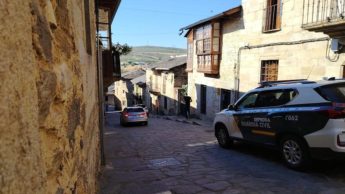 El encausado baja la calle tras salir del Juzgado de Puebla, en libertad con cargos