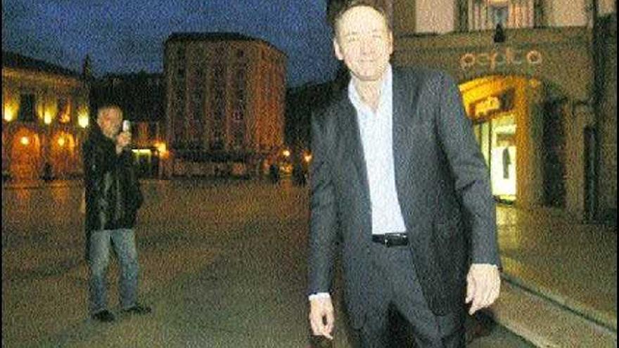 Kevin Spacey, anoche, en la plaza de España, antes de ir a cenar a una sidrería de la ciudad.