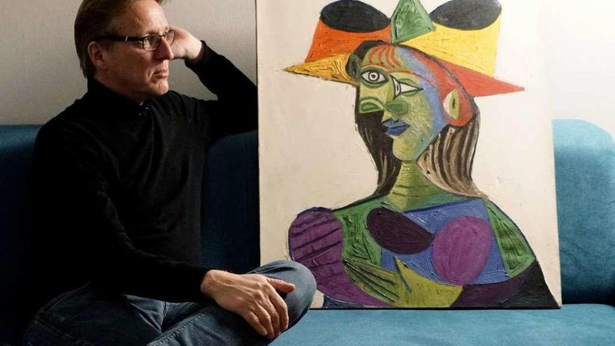 Arthur Brand, con el cuadro de Picasso.