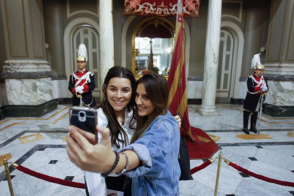 Los valencianos visitan la Real Senyera, expuesta en la sala de cristal