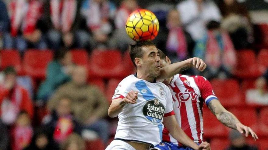 Fernando Navarro cabecea el balón ante un rival en el partido de ayer.