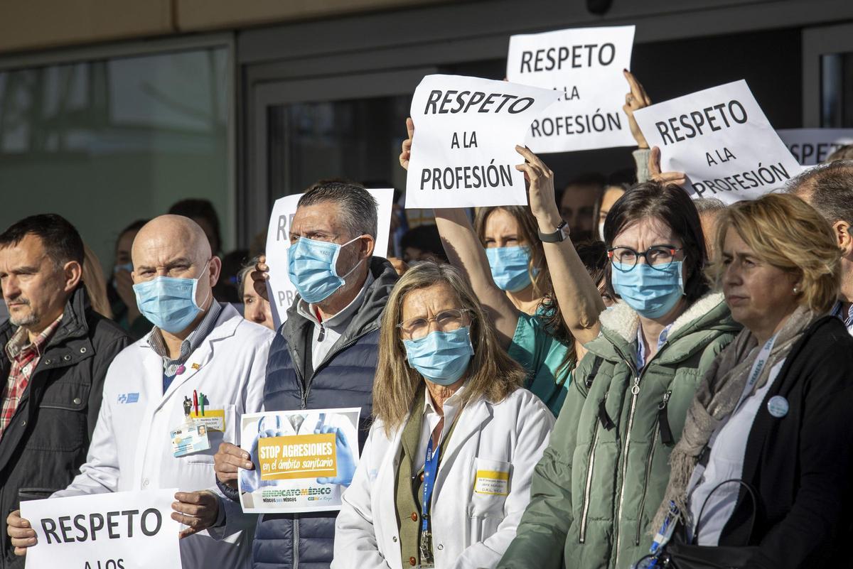 Numerosos profesionales se concentran para rechazar las agresiones a sanitarios.
