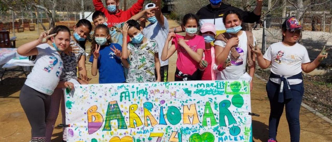 Los alumnos de Educación Infantil y de Educación Primaria realizaron por turnos esta carrera solidaria.