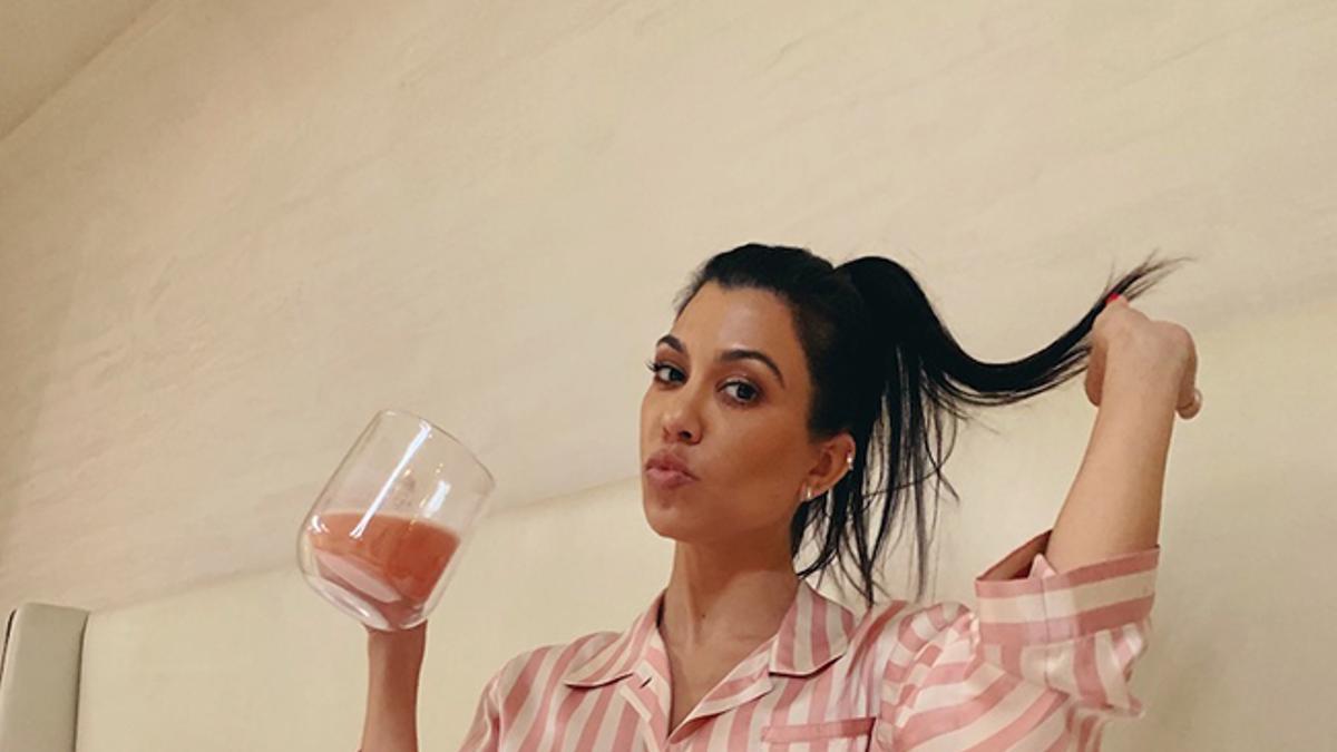 Kourtney Kardashian en la cama disfrutando de un té