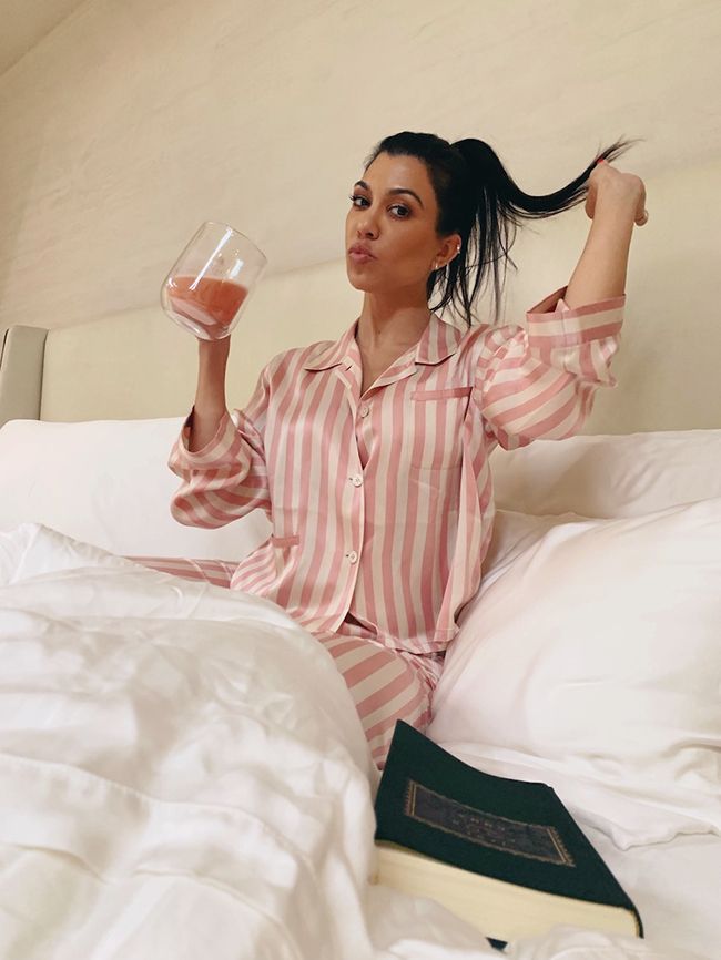 Kourtney Kardashian en la cama disfrutando de un té