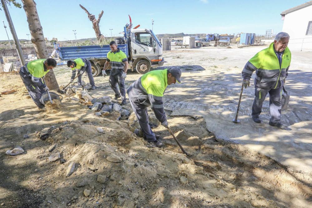 La Generalitat y el Ayuntamiento están trabajando para abrir en septiembre la Escuela Infantil construida y sin estrenar desde 2009 tras la denuncia de la Asociación de Vecinos de San Miguel de Salina