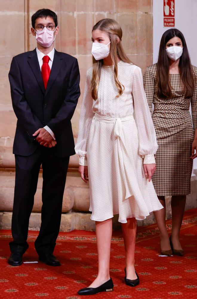 La infanta Sofía, con vestido blanco con lunares y manoletinas en la recepción de los Premios Princesa de Asturias