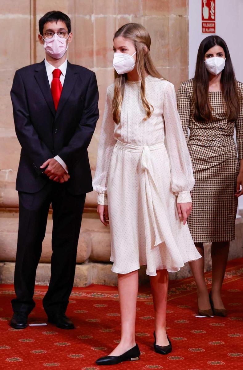 La infanta Sofía, con vestido blanco con y manoletinas en la recepción de los Premios Princesa de Asturias 2021