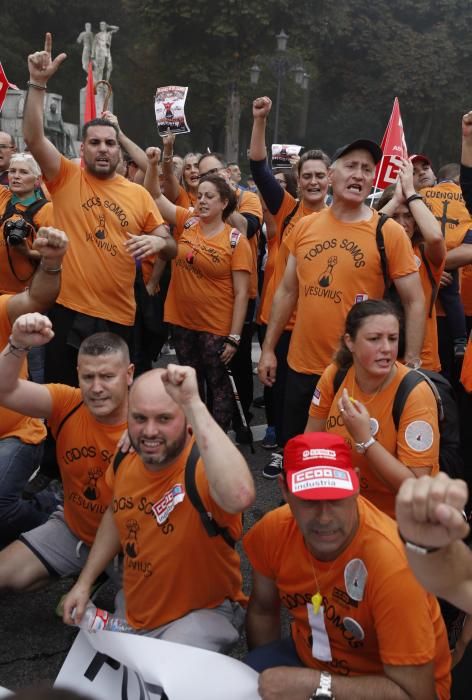 Los trabajadores de Vesuvius marchan a pie desde la fábrica de Riaño hasta la Junta