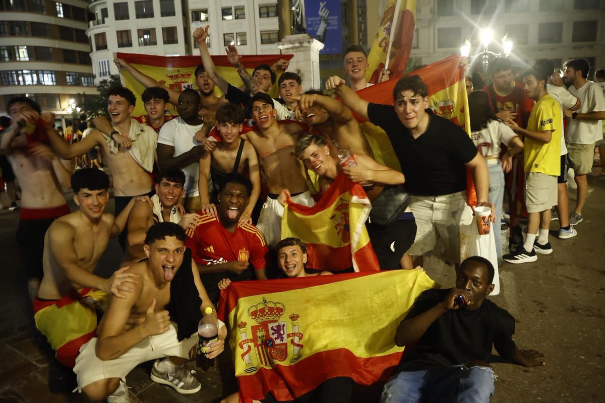 Así está viviendo la plaza del Ayuntamiento de València la final del Mundial de España