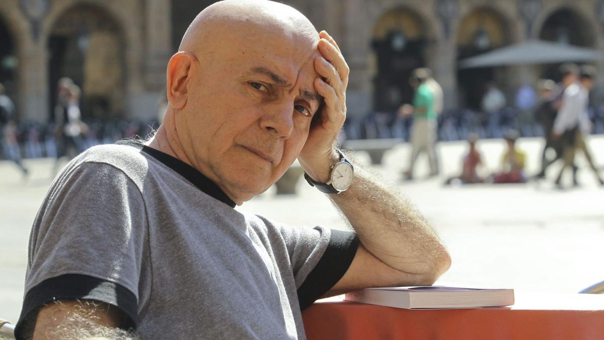 El escritor y sacerdote argentino Hugo Mujica.