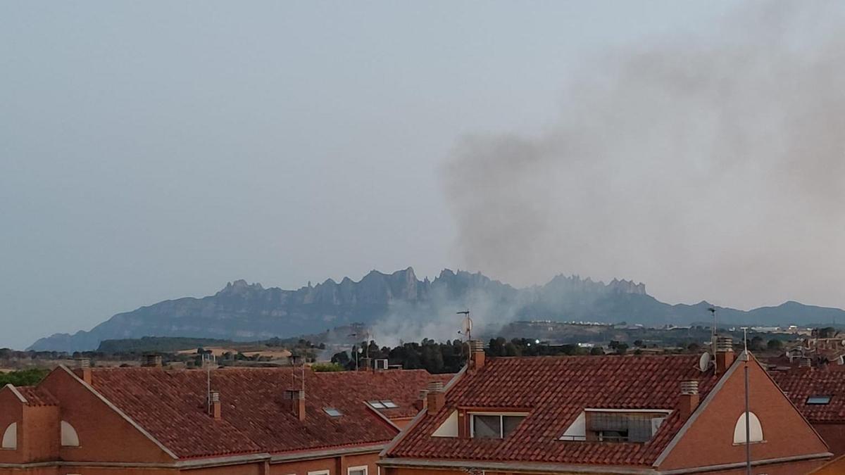 Un dels incendis vist des del nucli de Sant Fruitós de Bages
