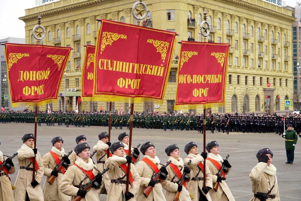 Soldados rusos vestidos con uniformes históricos, en el desfile militar para conmemorar el 80 aniversario de la victoria soviética en la batalla de Stalingrado, este jueves en Volgogrado.