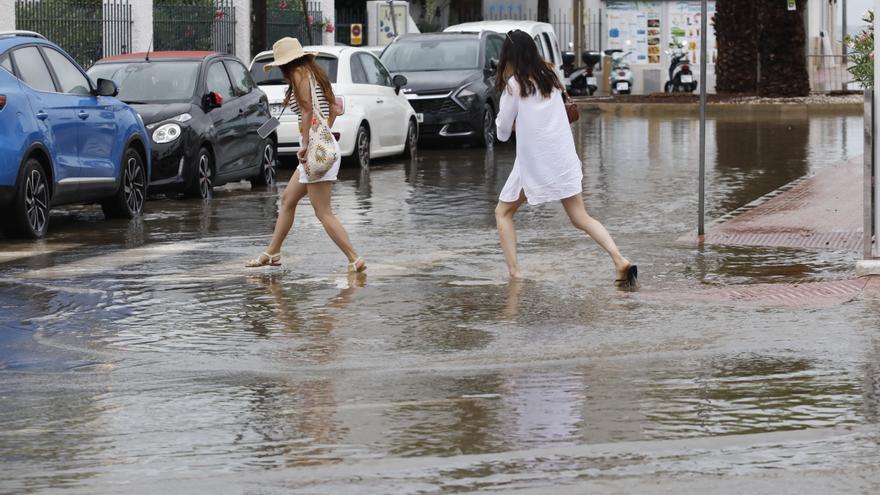 Vuelos suspendidos, vertidos de fecales, calles anegadas y árboles y muros caídos por la tormenta en Ibiza