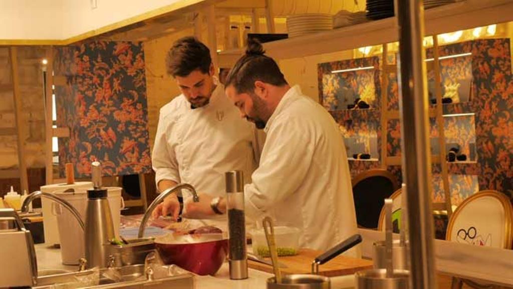 Juan Luis Fernández de Lú Cocina y Alma, en los fogones de su restaurante.