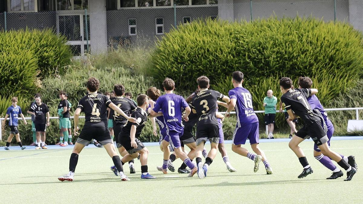 El Compostela defiende un saque de esquina durante el partido ante el Atlético Coruña Montañeros.