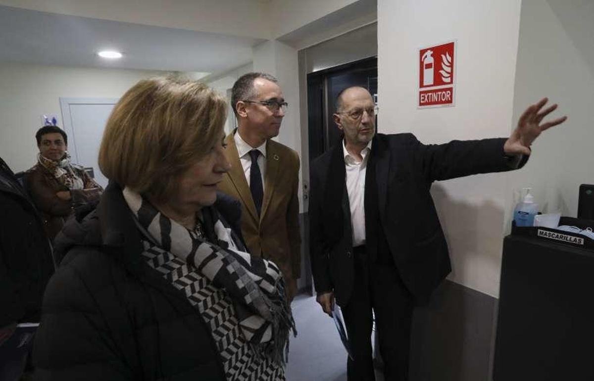 La alcaldesa de Avilés, Mariví Monteserín, y el consejero, Pablo Fernández Muñiz, ayer, en La Carriona.