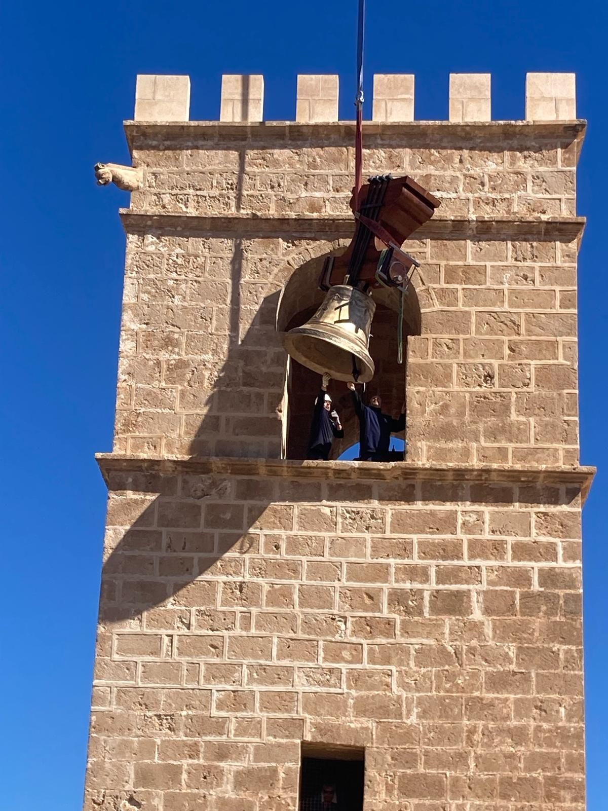 La "Grossa", la gran campana de Xàbia, toca el cielo (imágenes)