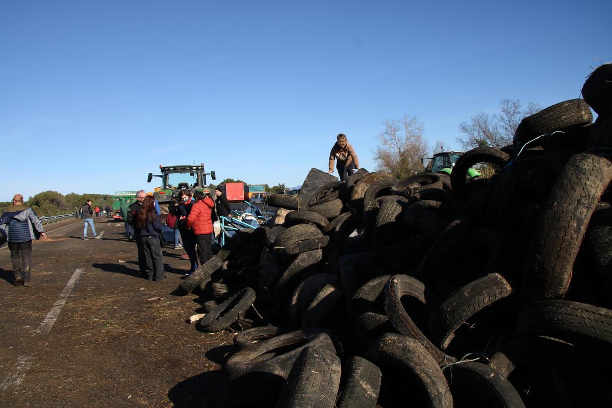 Un nen enfilat sobre uns pneumàtics, a l'AP-7 a Pontós.
