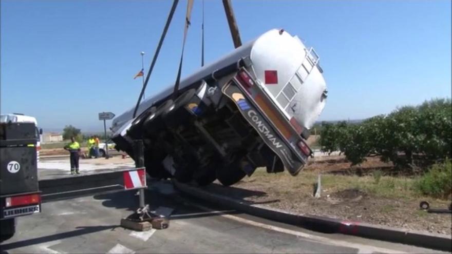 Bolca un camió que portava 32.000 litres de gasoil