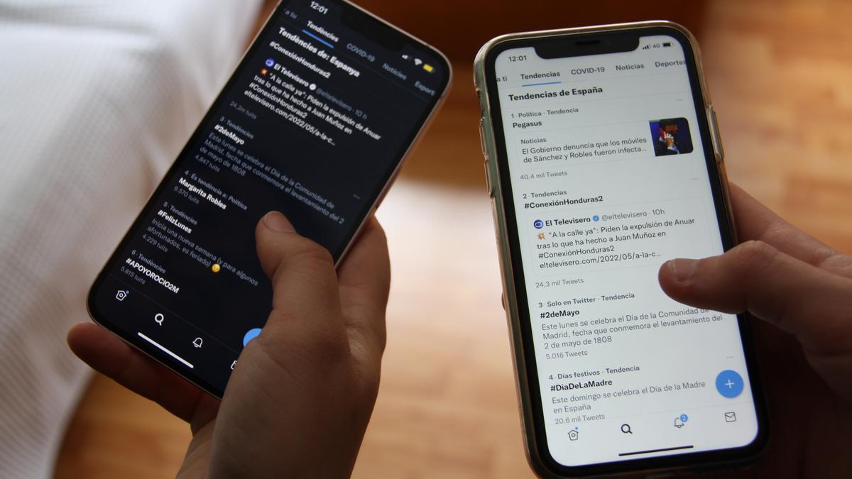 Dos dispositius mòbils mostrant les tendències de Twitter