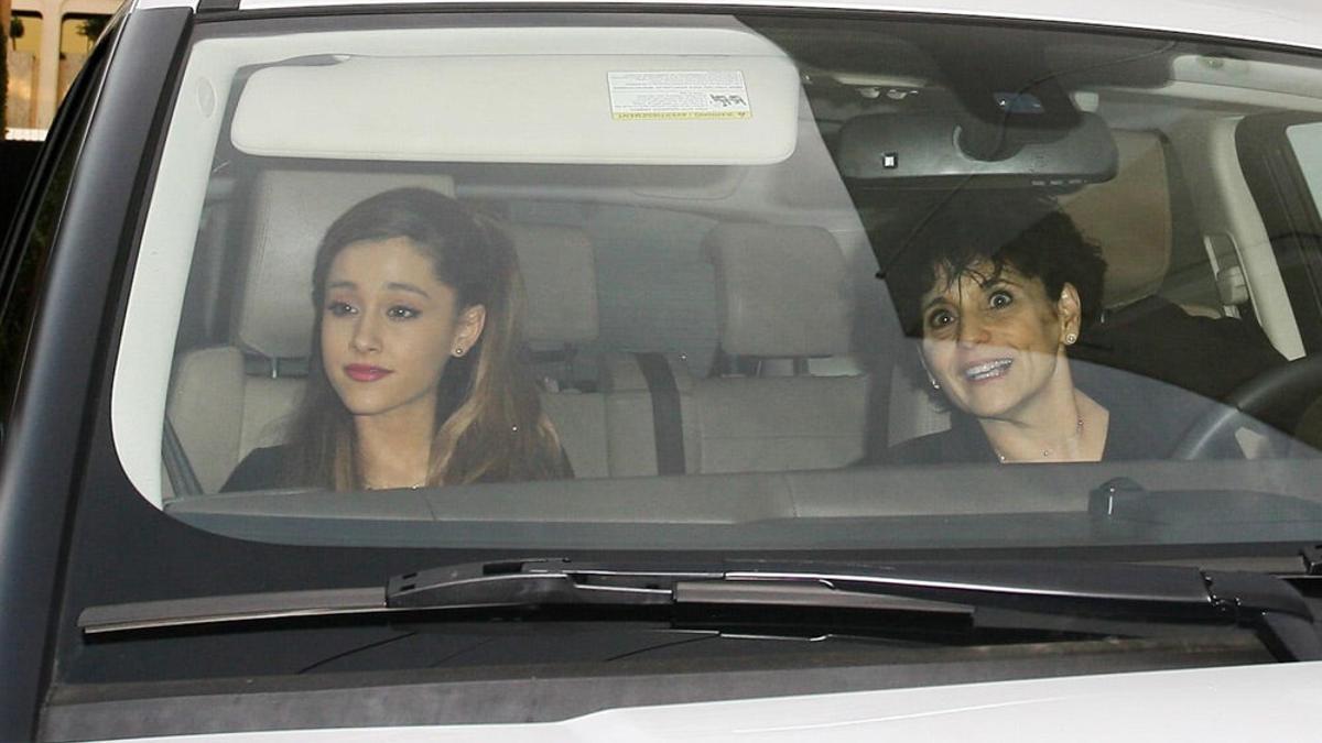 Ariana grande junto a su madre Joan Grande