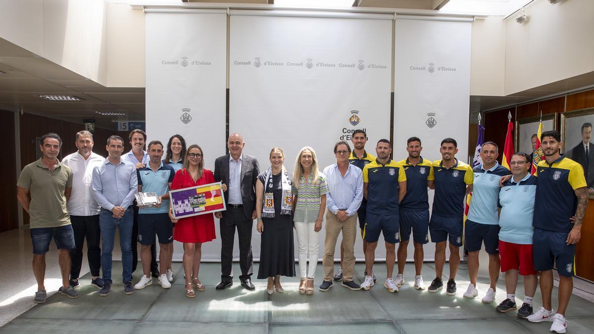 Foto de familia de Marga Prohens, Vicent Marí, Salvador Losa y Carmen Ferrer con varios integrantes de la Peña Deportiva