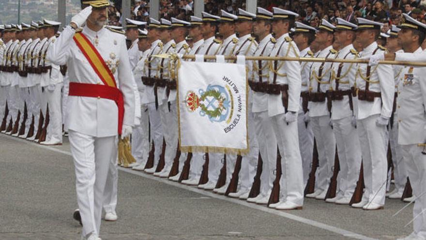 Felipe VI pasando revista a su llegada a Marín // Julio Santos