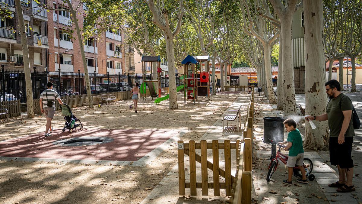 Zona de juegos en el parque de la Espanya Industrial, uno de los refugios climáticos exteriores de Barcelona.