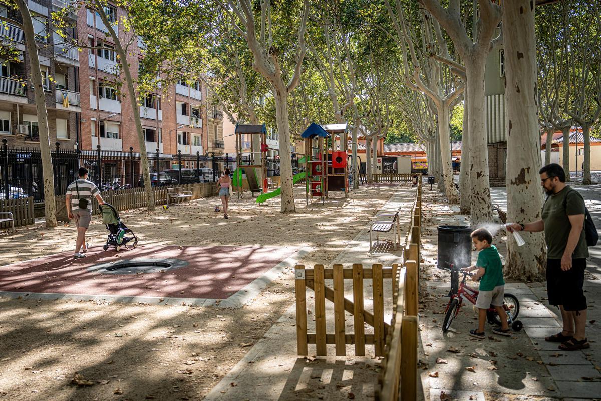 Zona de juegos en el parque de la Espanya Industrial, uno de los refugios climáticos exteriores de Barcelona.