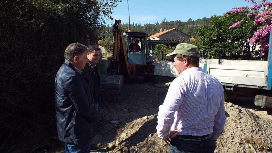 Manuel Cuiña y el edil Klaus Brey supervisan unas obras en Pedrouzo, el año pasado.