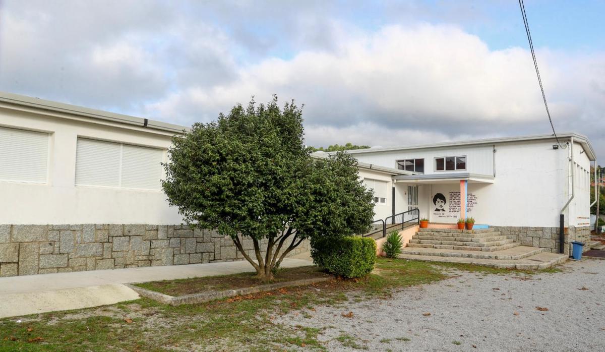 Fachada del colegio Rosalía de Castro de Carril.