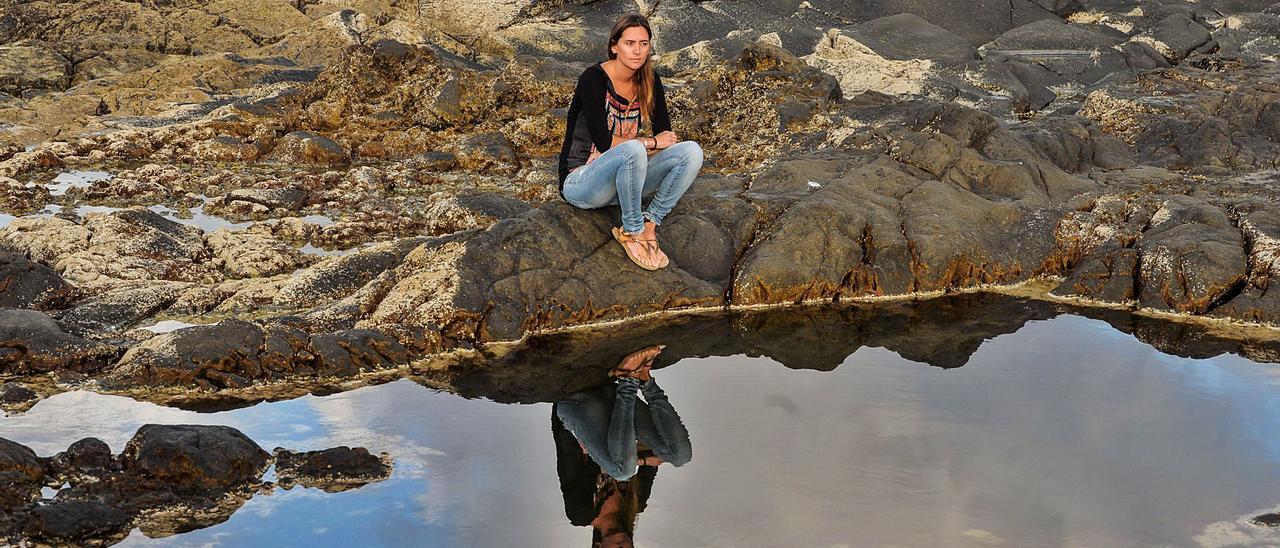 Iris Carballo Déniz esta semana frente al mar en Arucas, en la isla de Gran Canaria. | | JOSÉ CARLOS GUERRA