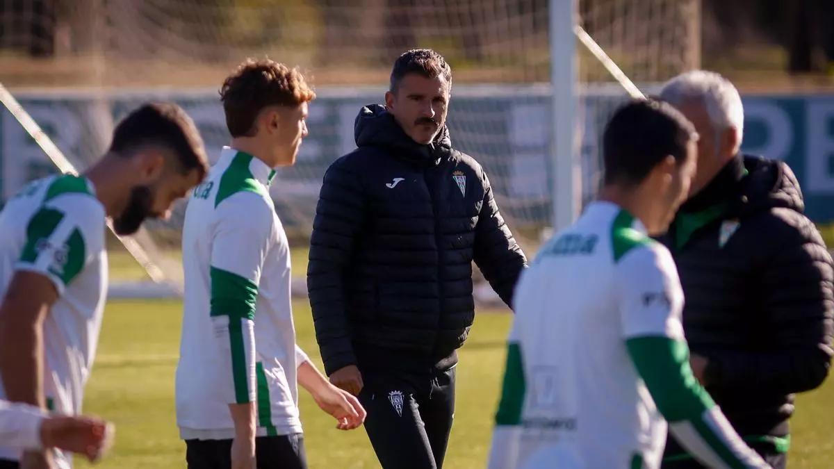 Iván Ania, en el centro de la imagen, durante una sesión de entrenamiento.