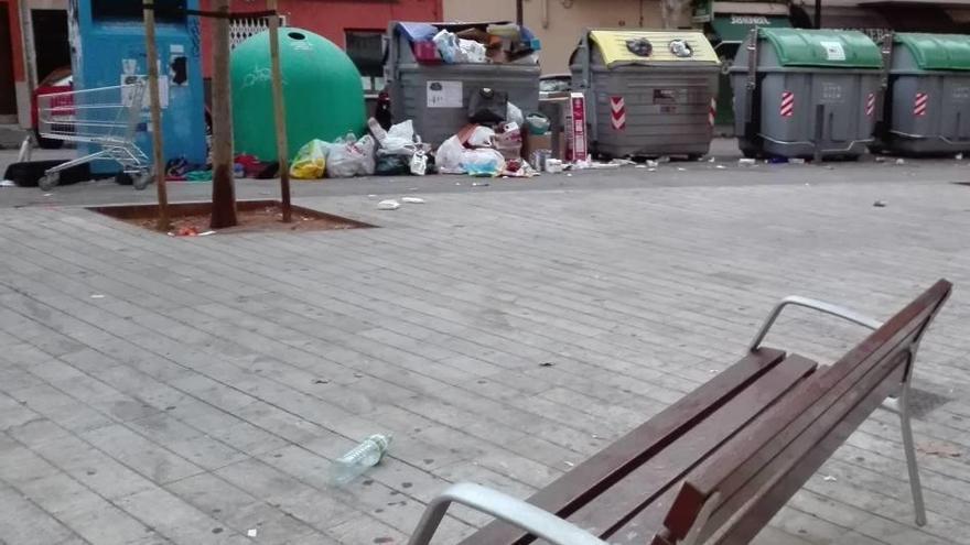 Basura fuera de los contenedores en la plaza de Encarna Viñas.