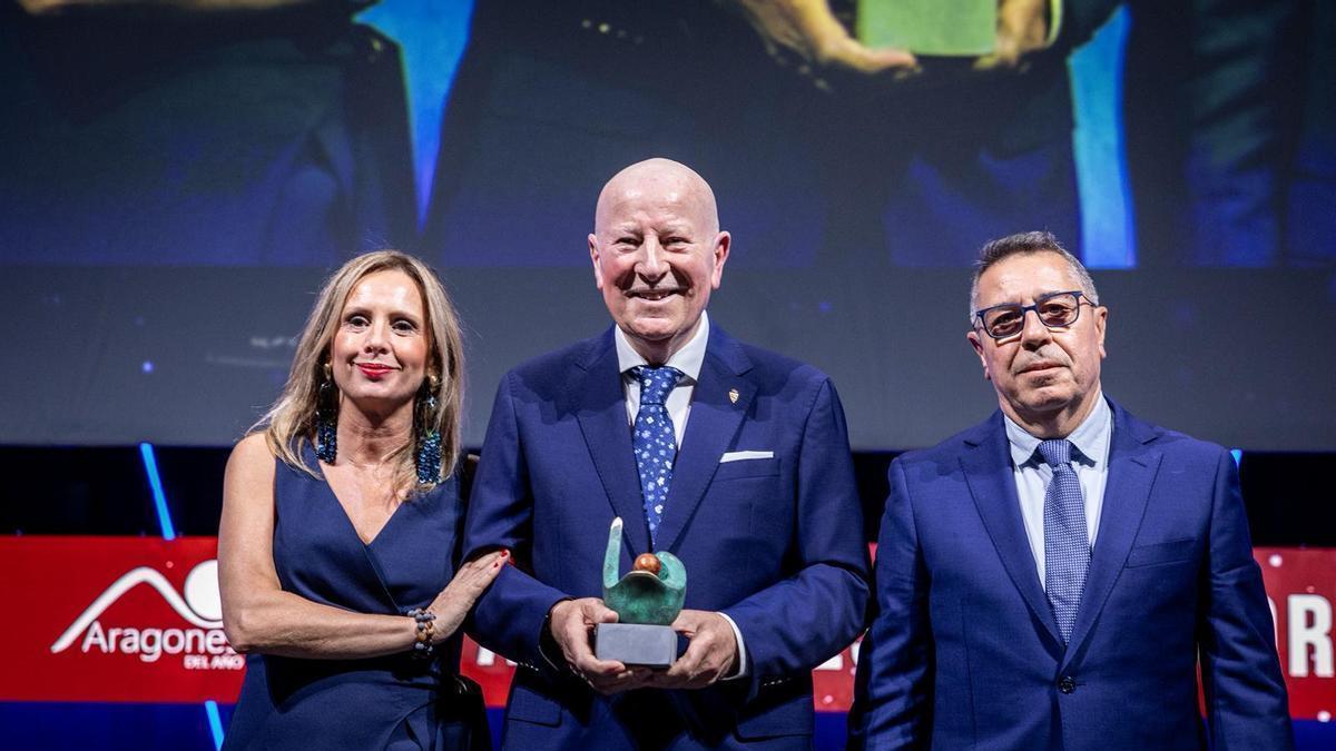 Cristina Sánchez, gerente de EL PERIÓDICO DE ARAGÓN, Alejandro Martínez Callén, fundador de la marca Alejandro Moda, y Nicolás Espada, subdirector general de Contenidos de Prensa Ibérica en Aragón.