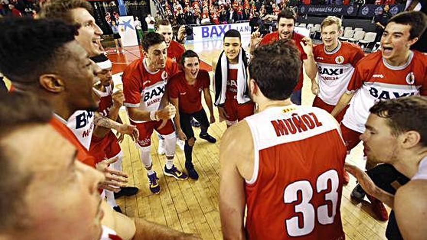 Els jugadors del Bàsquet Manresa celebren, en rotllana, la victòria de dissabte sobre l&#039;Obradoiro (75-72)