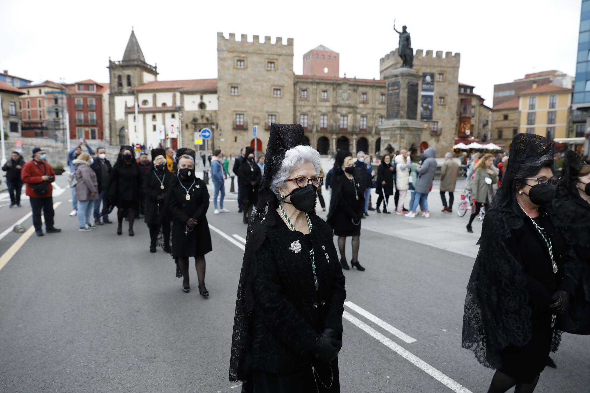 En imágenes: La procesión del Viernes Santo en Gijón