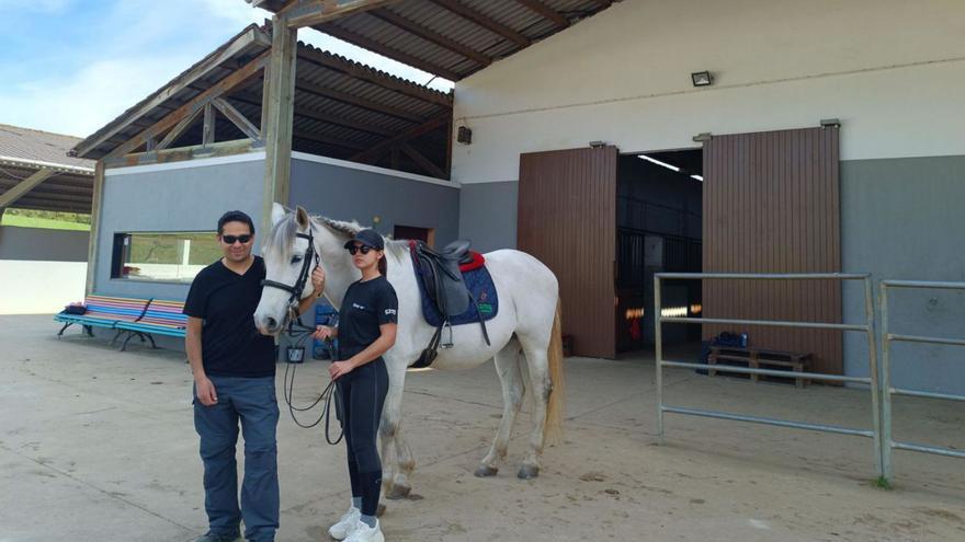 James Sosa y la monitora María Cardeso, ayer, junto a un caballo en el Club Hípico Juan Oliveira.