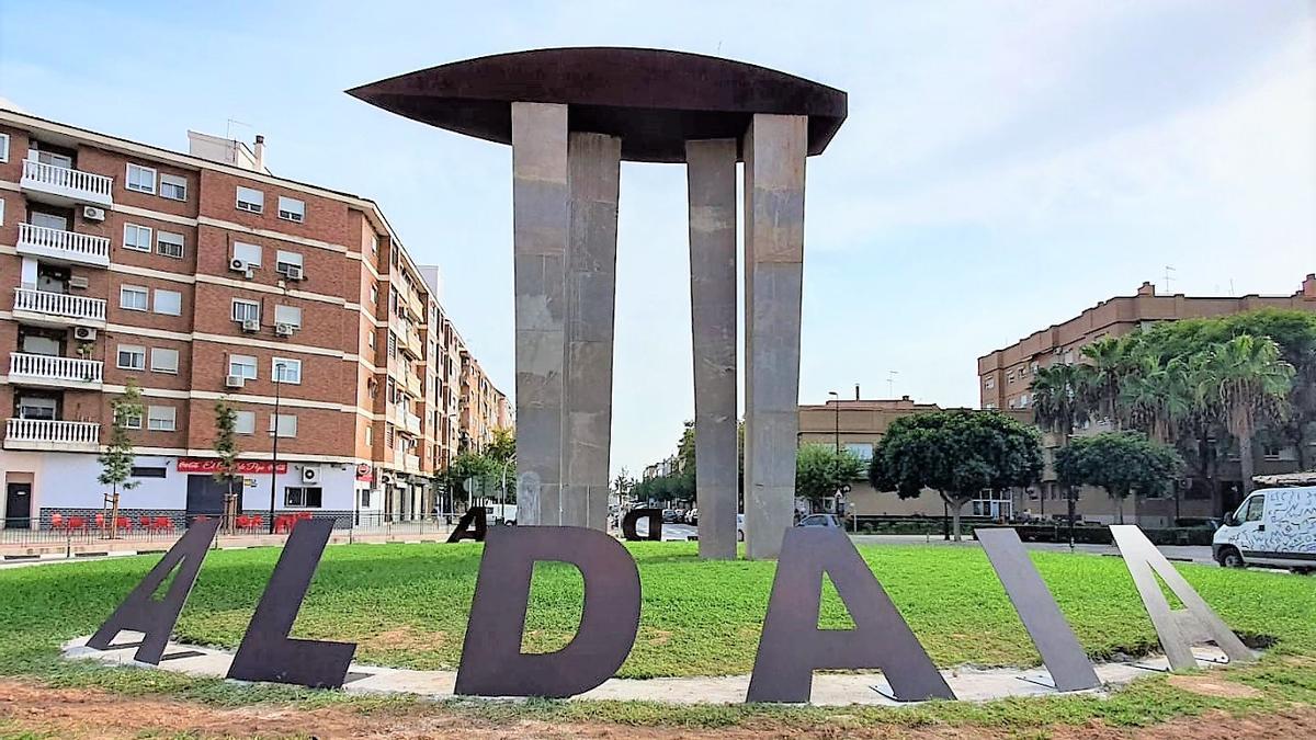 Letras con el topónimo &quot;Aldaia&quot; en la rotonda.