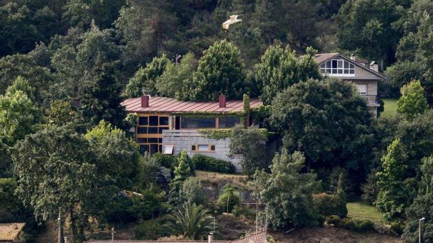 En el centro, la casa de Reza antes de su demolición. A la derecha arriba, la del denunciante. // Brais Lorenzo