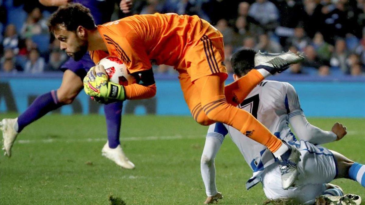 Sergio Álvarez atrapa un balón durante un partido