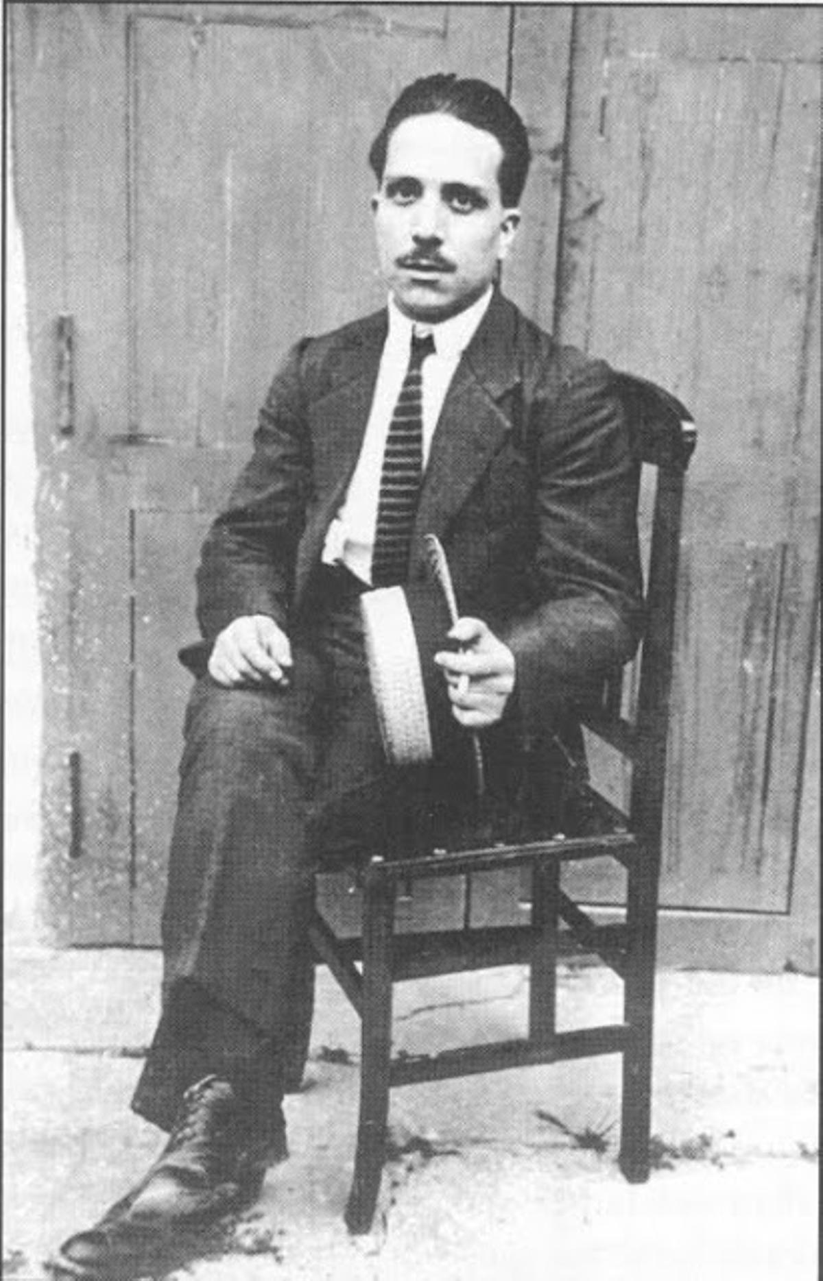 Carles Salvador fou un poeta i gramàtic nascut a València en 1983
