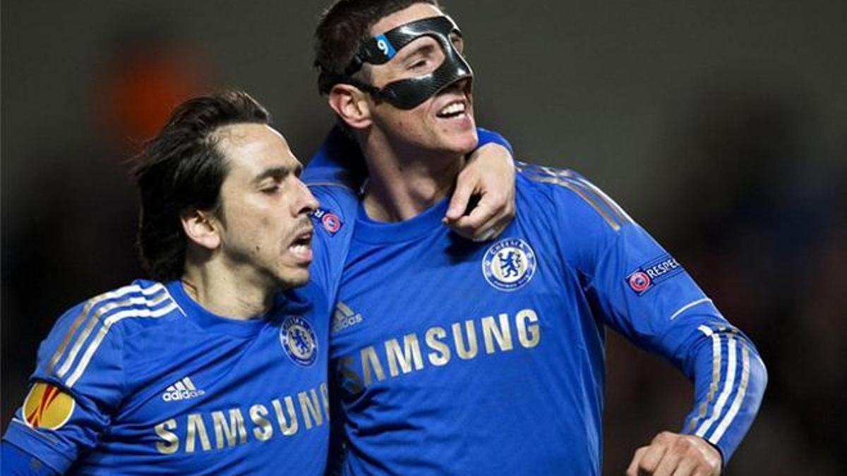 Benayoun, a la izquierda, junto a Torres, con el Chelsea