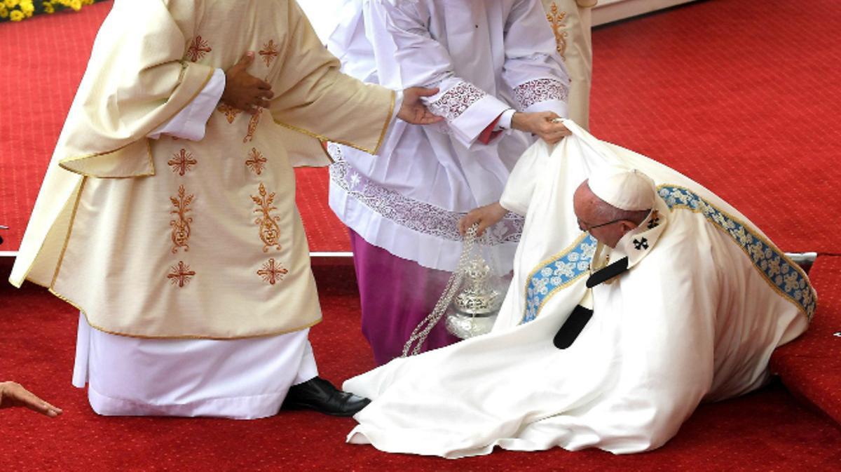 Aparatosa caída del Papa durante una misa en Polonia.