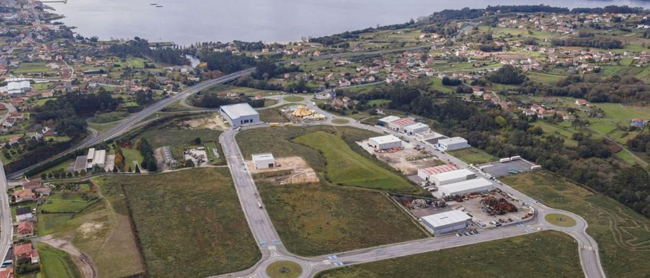 Una vista aérea del polígono industrial de Té, en Rianxo.   | //  FDV